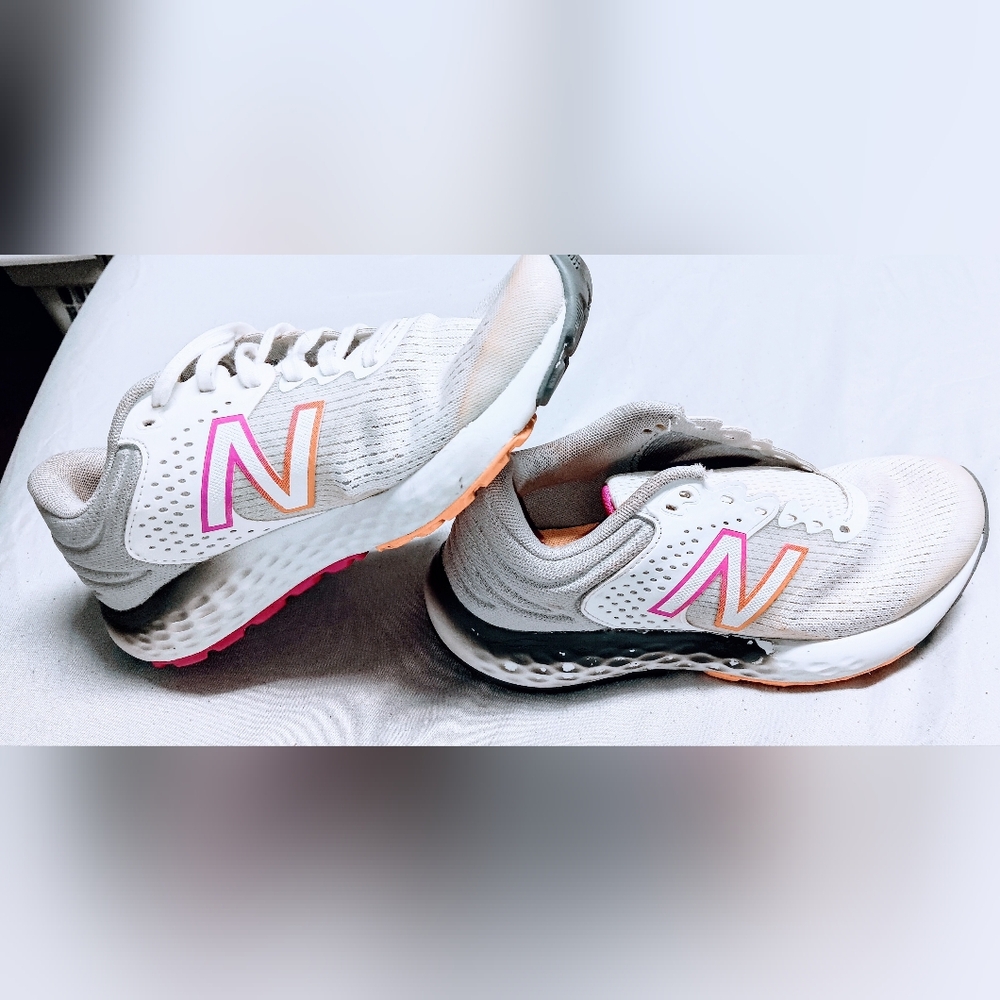 Women's New Balance tennis shoes. Size 6.5